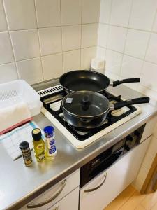 a frying pan on top of a stove in a kitchen at Marvelous Kokubunji - Vacation STAY 80468v in Kokubunji