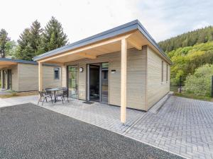 un edificio con patio arredato con tavolo e sedie di Escape near Kronenburger See a Hallschlag
