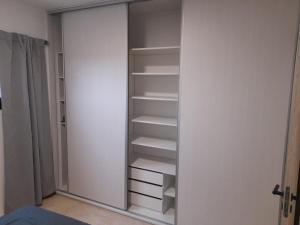 un armario con estanterías vacías en una habitación en Dpto Piacentini en Resistencia