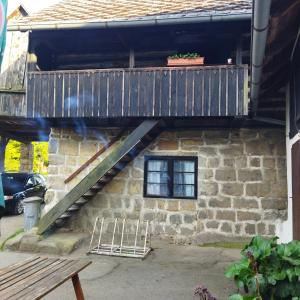 Budova, kde se apartmán nachází + 5 fotografií