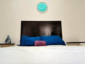 Giường trong phòng chung tại En el centro de Cancun, cerca del ADO