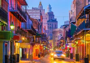 ニューオーリンズにあるHistoric Victorian Studio Near City Park NOMA Bayou St Johnの夜の街路を走る車