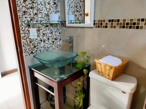 y baño con lavabo de cristal encima de un aseo. en En el centro de Cancun, cerca del ADO, en Cancún