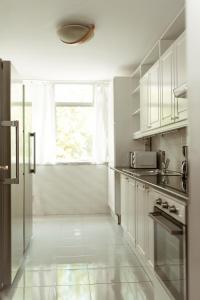 Kuchyň nebo kuchyňský kout v ubytování Apartment in Lisbon with 3 Bedroom Cozy Experience
