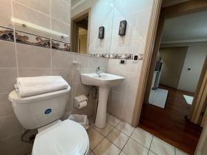łazienka z toaletą i umywalką w obiekcie Apart Hotel Montepiedra w mieście Temuco