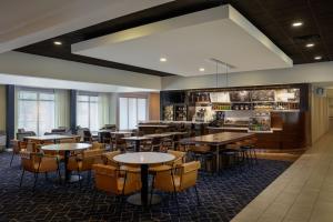 um restaurante com mesas e cadeiras e um bar em Courtyard Denver Tech Center em Greenwood Village