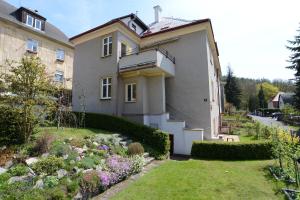 a house with a garden in front of it at Privat Tři Kříže in Karlovy Vary