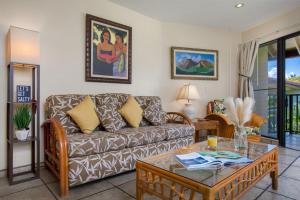 sala de estar con sofá y mesa en Beautiful 1 Bedroom Condo with Ocean Views | Oceanfront en Kihei