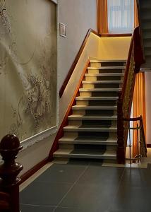 uma escada numa casa com uma escada em Trang Hotel-Restaurant em Rastatt