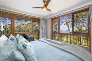 a bedroom with a bed and a balcony at Sieberi Escape in Katoomba