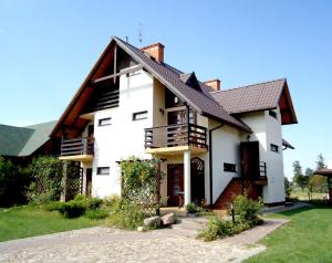 una casa blanca con techo negro en Willa Sara, en Okuninka