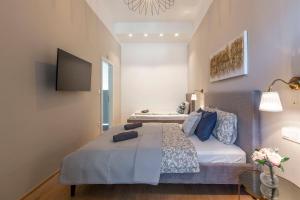 A television and/or entertainment centre at Luxury Elizabeth Residence next to the New York Café
