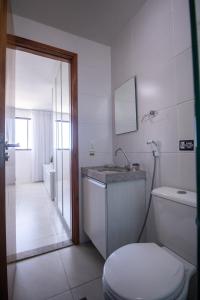 ein weißes Bad mit einem WC und einem Waschbecken in der Unterkunft Flat lado Shopping -Vista p Mar in Recife