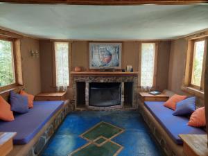 Alcoguaz的住宿－CASAS AMANCAY - Alcohuaz，客厅设有两张沙发和一个壁炉