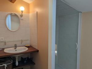 łazienka z umywalką i prysznicem z lustrem w obiekcie Maison de Charme avec Jardin, Proche La Rochefoucauld, Wifi, Ping-Pong, et Equipement Bébé - FR-1-653-35 w mieście Bunzac +22 zdjęcia