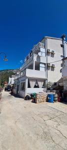 Το κτήριο όπου στεγάζεται  το διαμέρισμα