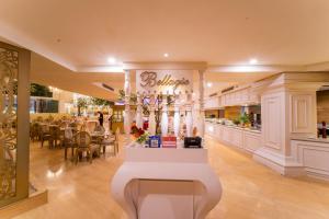 a restaurant with a bar in the middle of a building at Grand Jatra Hotel Balikpapan in Balikpapan