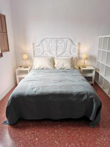 een slaapkamer met een groot bed met 2 nachtkastjes bij Schöne Wohnung in Las Palmas in Las Palmas de Gran Canaria