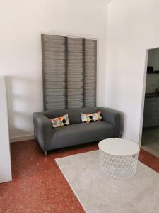 een woonkamer met een bank en een tafel bij Schöne Wohnung in Las Palmas in Las Palmas de Gran Canaria