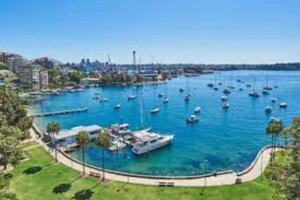 um grande rio cheio de barcos na água em Sunny & peaceful apartment in Sydney - Rushcutters bay em Sidney