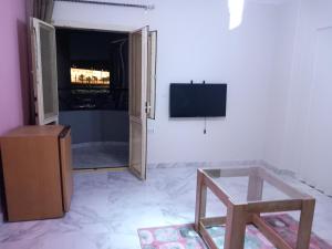 ein Wohnzimmer mit einem TV an der Wand in der Unterkunft The view pyramids hostel in Kairo