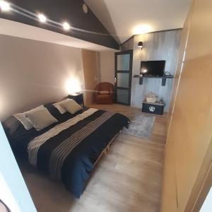 Ένα ή περισσότερα κρεβάτια σε δωμάτιο στο L'olivier TESSA Hôtesse suite 30m2 terrasse 20m2