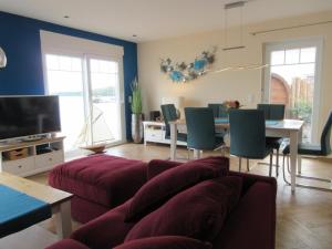 Mücheln的住宿－Seehaus Maria mit Wassergrundstück，客厅配有沙发和桌椅