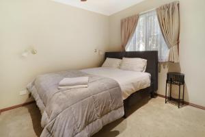 Un pat sau paturi într-o cameră la Jamieson Getaway