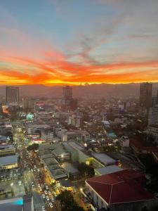 セブシティにあるThe tallest building in Cebu Horizons 101の車で夕暮れの街並み