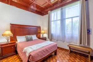 1 dormitorio con cama y ventana grande en Hostería Casa Miranda Marquez en León