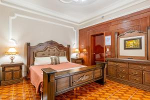 a bedroom with a large bed and two night stands at Hostería Casa Miranda Marquez in León