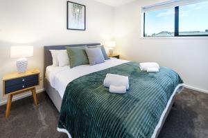 una camera con un grande letto e una finestra di 1 bedroom 1 bath, Executive escape, Northlands Mall a Christchurch