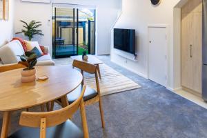 un soggiorno con tavolo e TV di 1 bedroom 1 bath, Executive escape, Northlands Mall a Christchurch