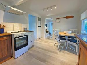 Η κουζίνα ή μικρή κουζίνα στο Amity Waterfront Cabins - Cardhu