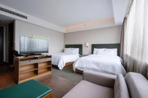 Łóżko lub łóżka w pokoju w obiekcie Element Suzhou Science and Technology Town