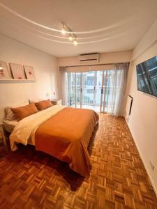 a bedroom with a bed and a large window at Confortable luminosos departamento en Palermo in Buenos Aires