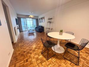 a room with a table and chairs and a living room at Confortable luminosos departamento en Palermo in Buenos Aires