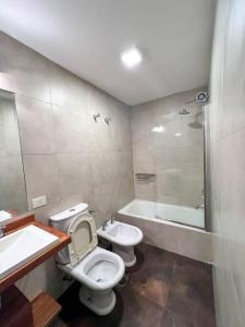 y baño con aseo, lavabo y bañera. en Confortable luminosos departamento en Palermo en Buenos Aires