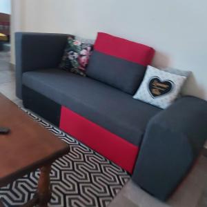 un sofá con almohadas en la sala de estar en Arnaud-Michel, en Pointe-à-Pitre