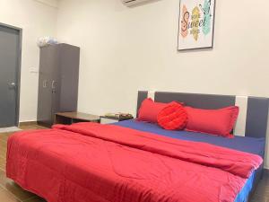 una camera con 2 cuscini rossi su un letto di SYG 8 Aura Suite Putrajaya Studio Unit a Putrajaya