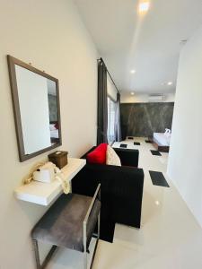 - un salon avec un canapé et un miroir dans l'établissement Replay Residences Samui, à Bangrak Beach