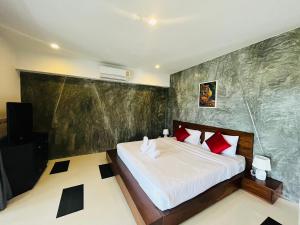 1 dormitorio con 1 cama blanca grande con almohadas rojas en Replay Residences Samui, en Bangrak Beach