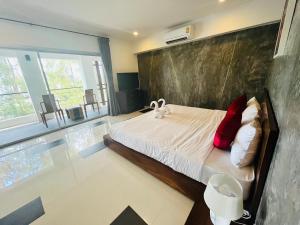 1 dormitorio con 1 cama grande con almohadas rojas en Replay Residences Samui, en Bangrak Beach