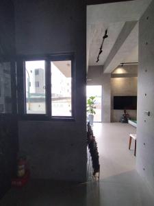 une chambre avec une grande fenêtre dans un bâtiment dans l'établissement 甜心卡朵電梯私墅, à Magong
