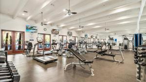 un gimnasio con varias cintas de correr y máquinas cardiovasculares en LV025 Airy Upstairs Studio with Mountain Views, en La Quinta