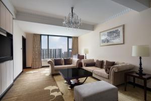 uma sala de estar com um sofá e uma mesa em Holiday Inn Chengdu Century City West, an IHG Hotel em Chengdu
