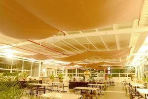Veitingastaður eða matsölustaður á Front One Hotel Pasir Koja Bandung