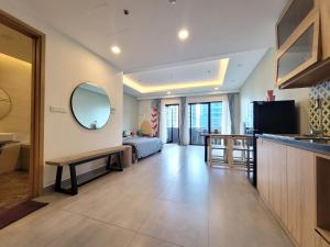 een woonkamer met een bank en een spiegel bij Q House- FLC Sea Tower in Quy Nhon