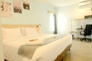 Rúm í herbergi á Front One Hotel Pasir Koja Bandung