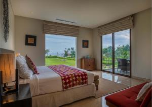 - une chambre avec un grand lit et une grande fenêtre dans l'établissement Ocean View 3 Bedrooms Brand New Stylish Villa With Private Pool, Gazebo, & Garden, Bali, à Ketewel